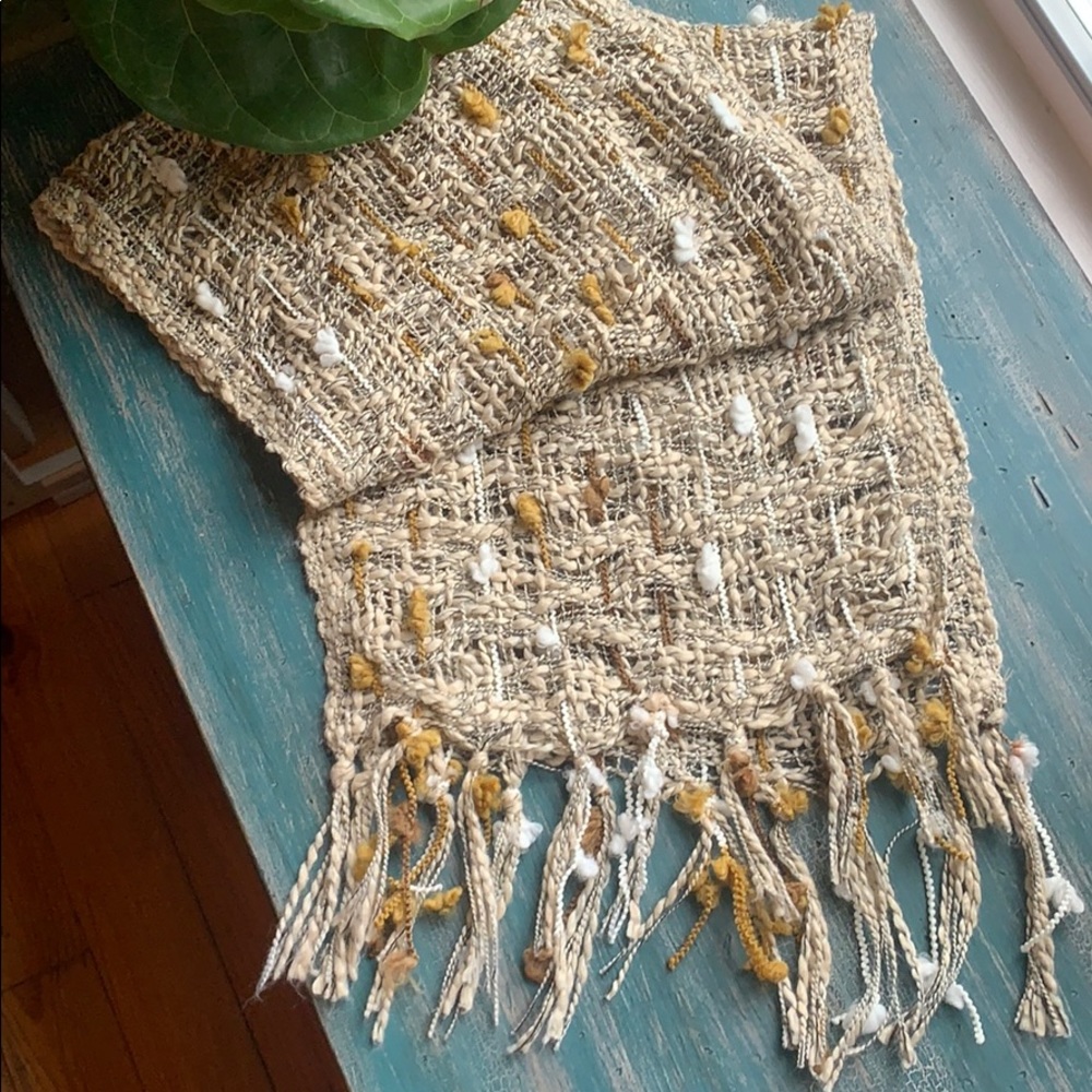 Beautiful open weave scarf 🦋 Bundle 3/$25